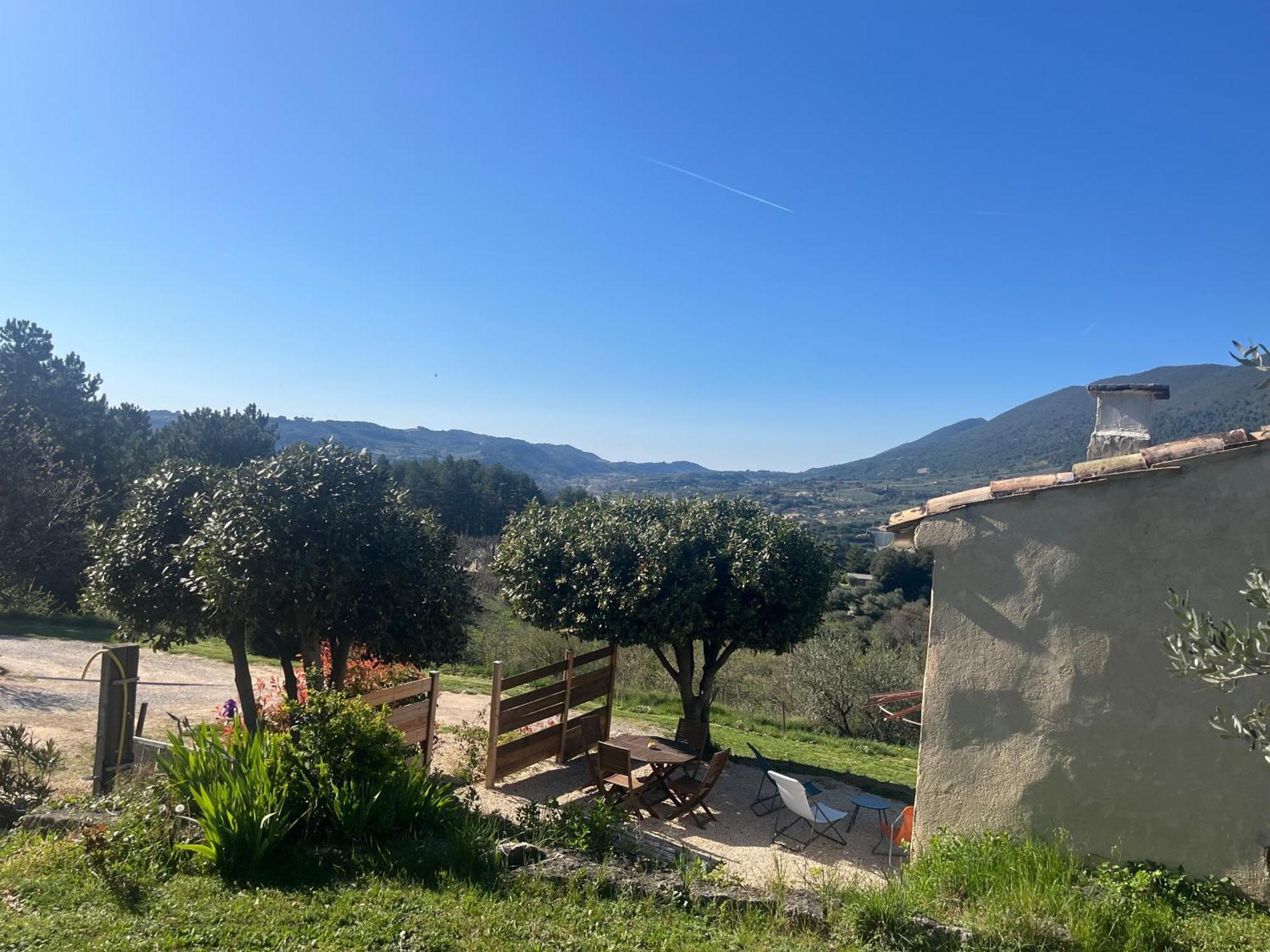 Villa Cabanon entouré de montagnes et d'oliviers à Nyons Extérieur photo
